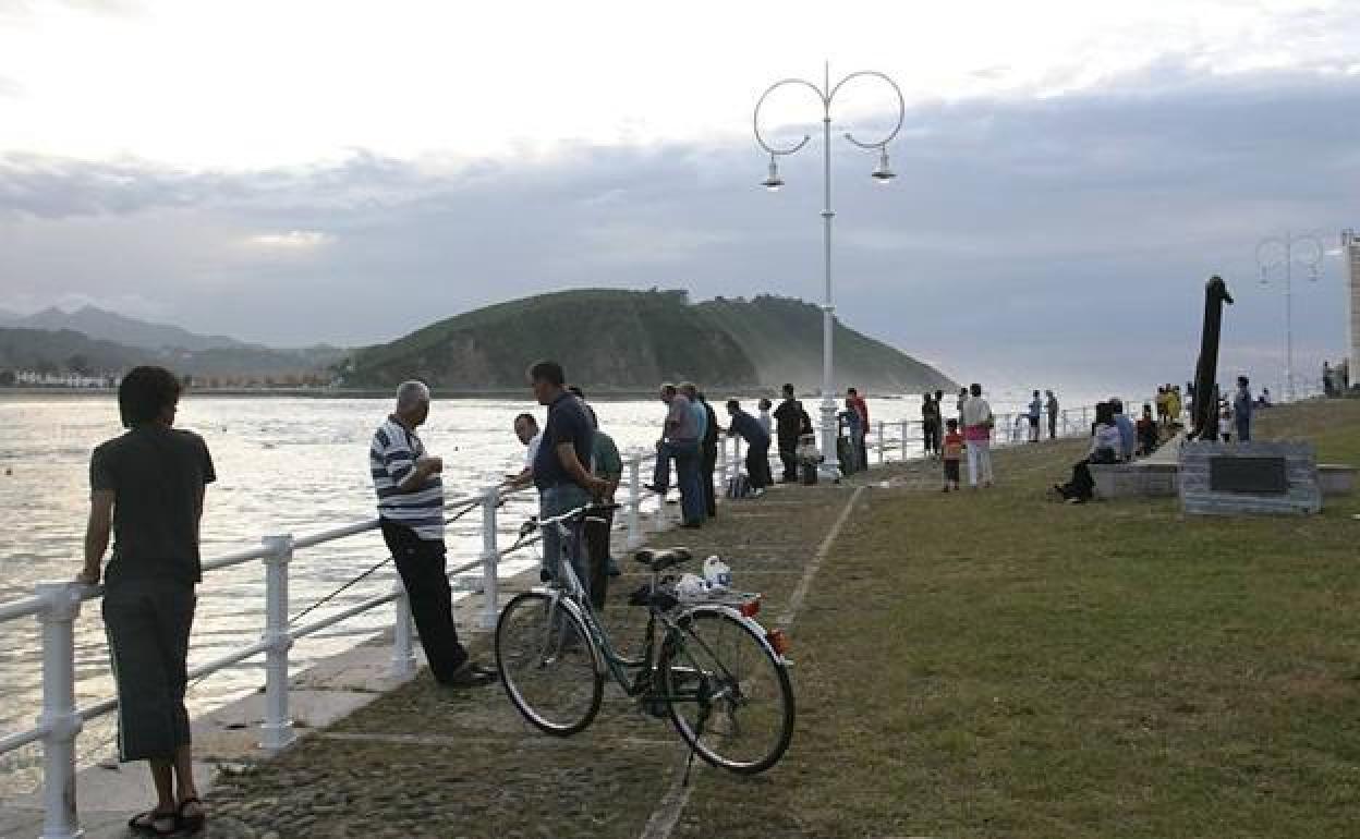 Paseo de la Grúa de Ribadesella (Asturias), lugar donde muchos pescadores deportivos buscan la codiciada lubina.