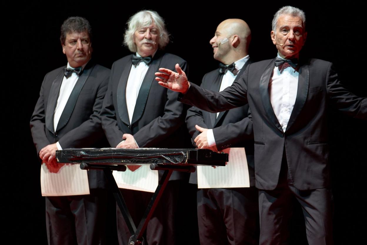 Cuatro de los seis integrantes del grupo argentino Les Luthiers. 