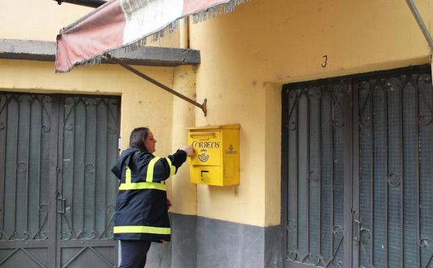 Recogiendo las cartas que mandan los vecinos de Manjarrés.