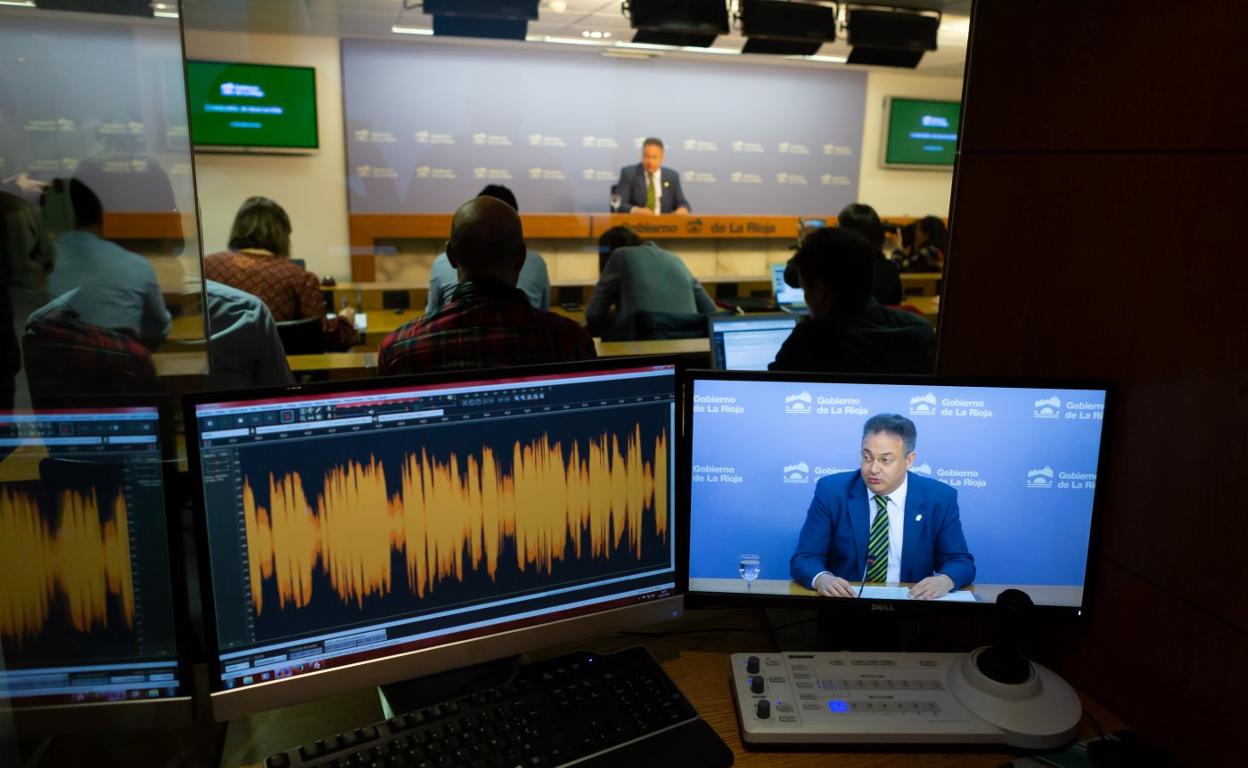 Luis Cacho, consejero de Educación, ayer durante la rueda de prensa en la que ofreció detalles del cierre de las aulas en La Rioja y las alternativas propuestas al alumnado. 