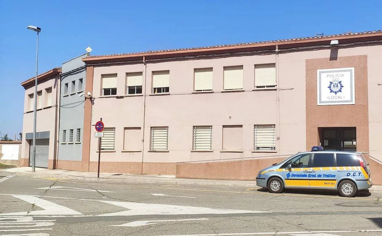 Coronavirus en La Rioja: La Policía Local de Santo Domingo rescata a un «posible infectado» que llevaba cuatro días solo en la cama