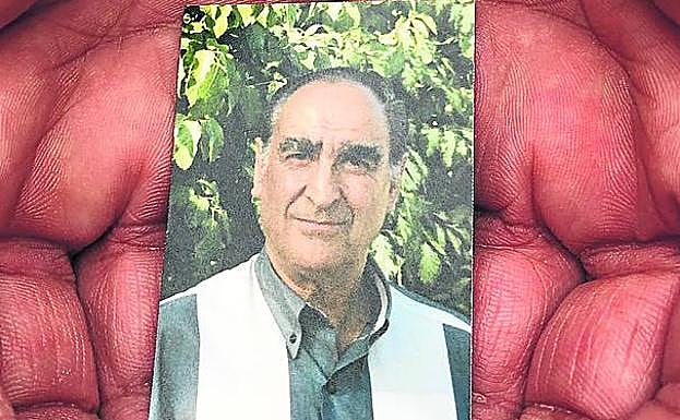 Guillén Sarabia, uno de los hijos de Miguel, con una foto de su padre en las manos. 