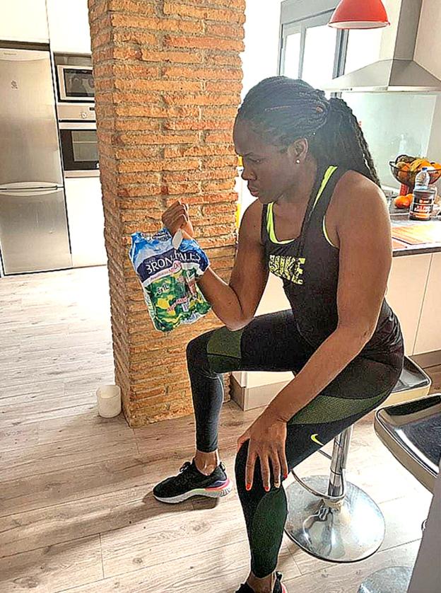 Vanessa Gidden, del Campus Promete, se entrenaba en casa, ayer, haciendo pesas con botellas de agua. 