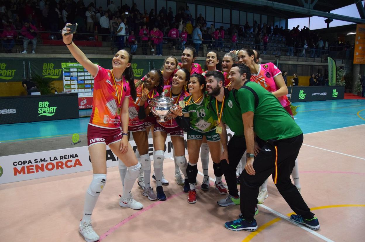 Las jugadoras y parte del cuerpo técnico del May Deco Logroño se hace un 'selfie' tras conquistar la Copa de la Reina en Menorca. 