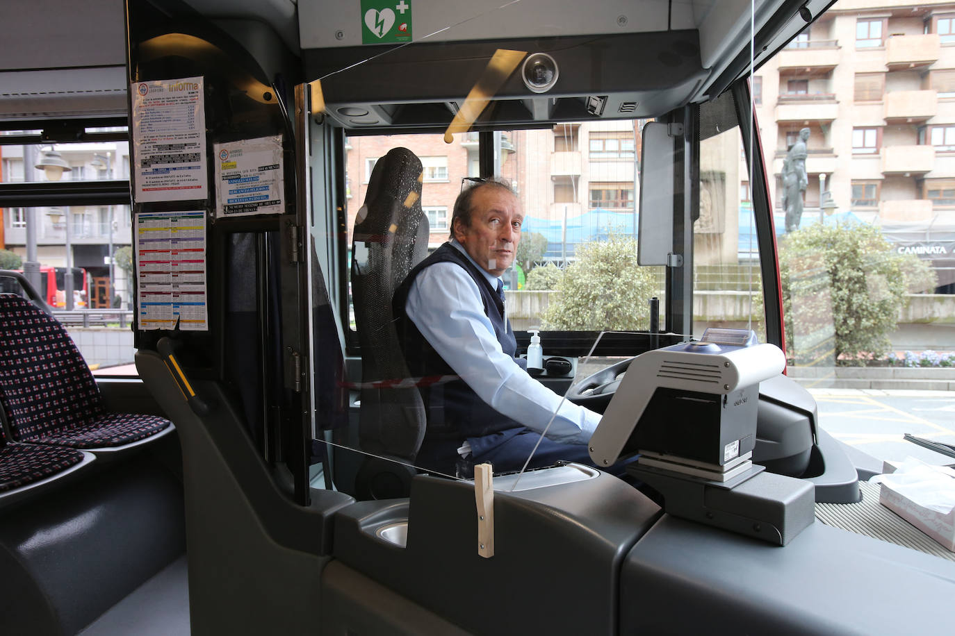 Poca gente por las calles de Logroño y la mayoría de ellas con mascarilla realizando las tareas imprescindibles: compra, trabajo y paseo de perros.