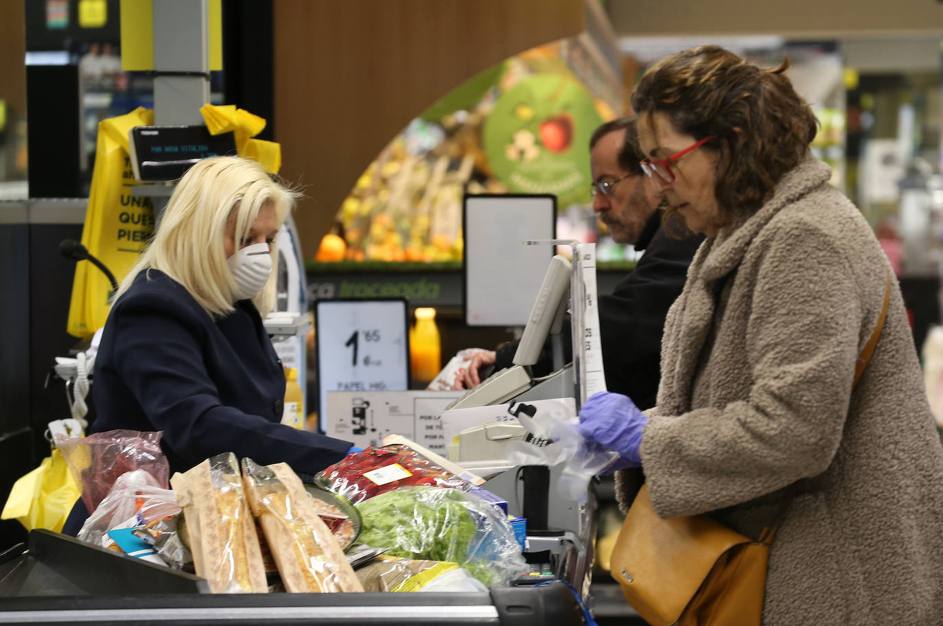 Poca gente por las calles de Logroño y la mayoría de ellas con mascarilla realizando las tareas imprescindibles: compra, trabajo y paseo de perros.