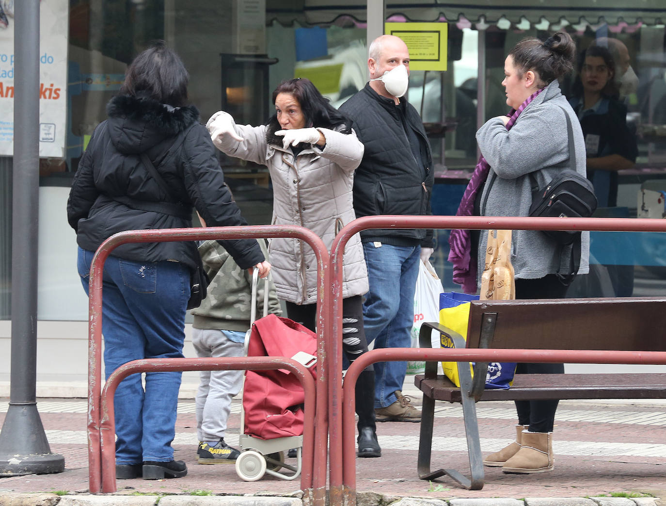 Poca gente por las calles de Logroño y la mayoría de ellas con mascarilla realizando las tareas imprescindibles: compra, trabajo y paseo de perros.