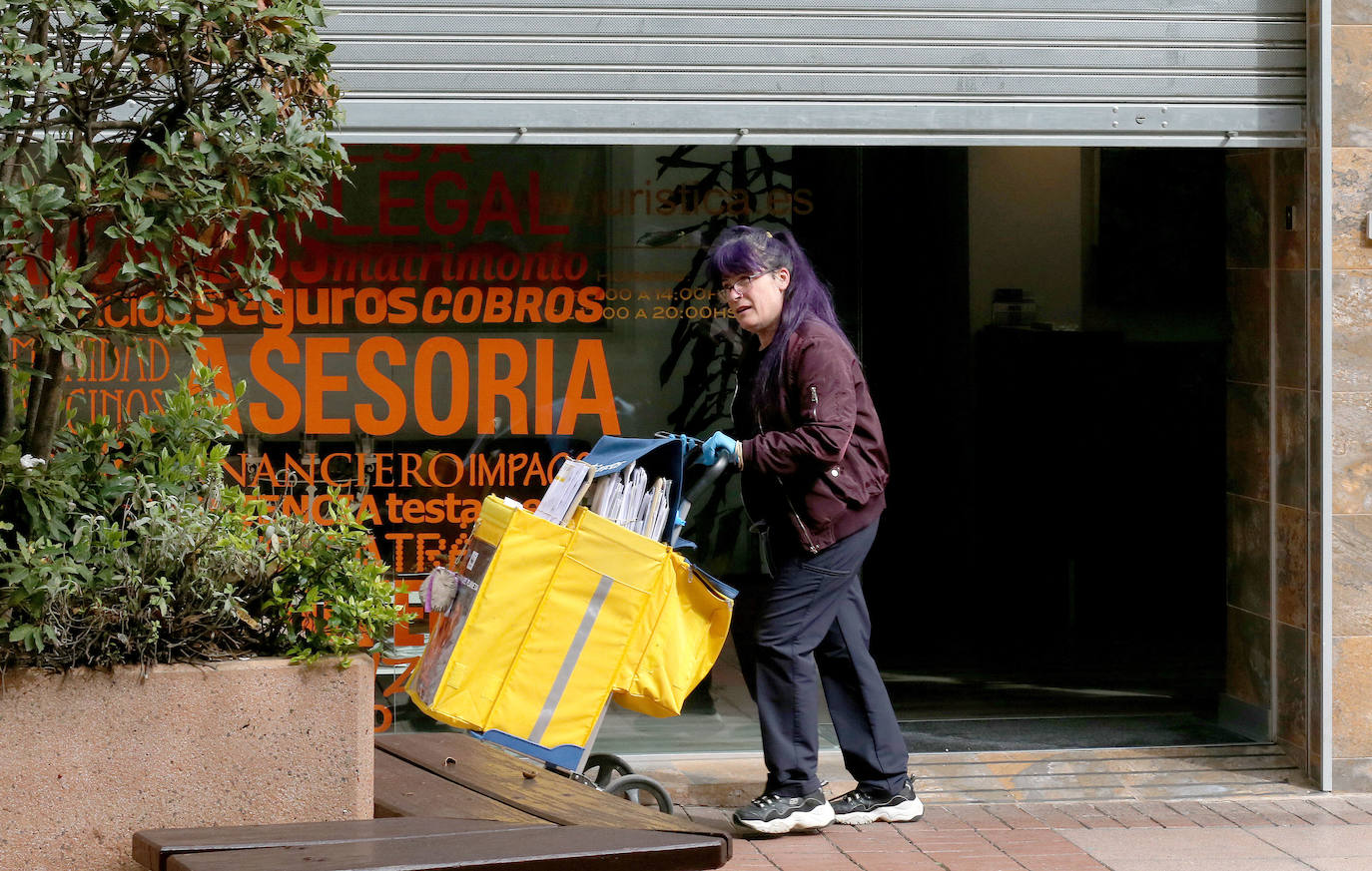 Poca gente por las calles de Logroño y la mayoría de ellas con mascarilla realizando las tareas imprescindibles: compra, trabajo y paseo de perros.