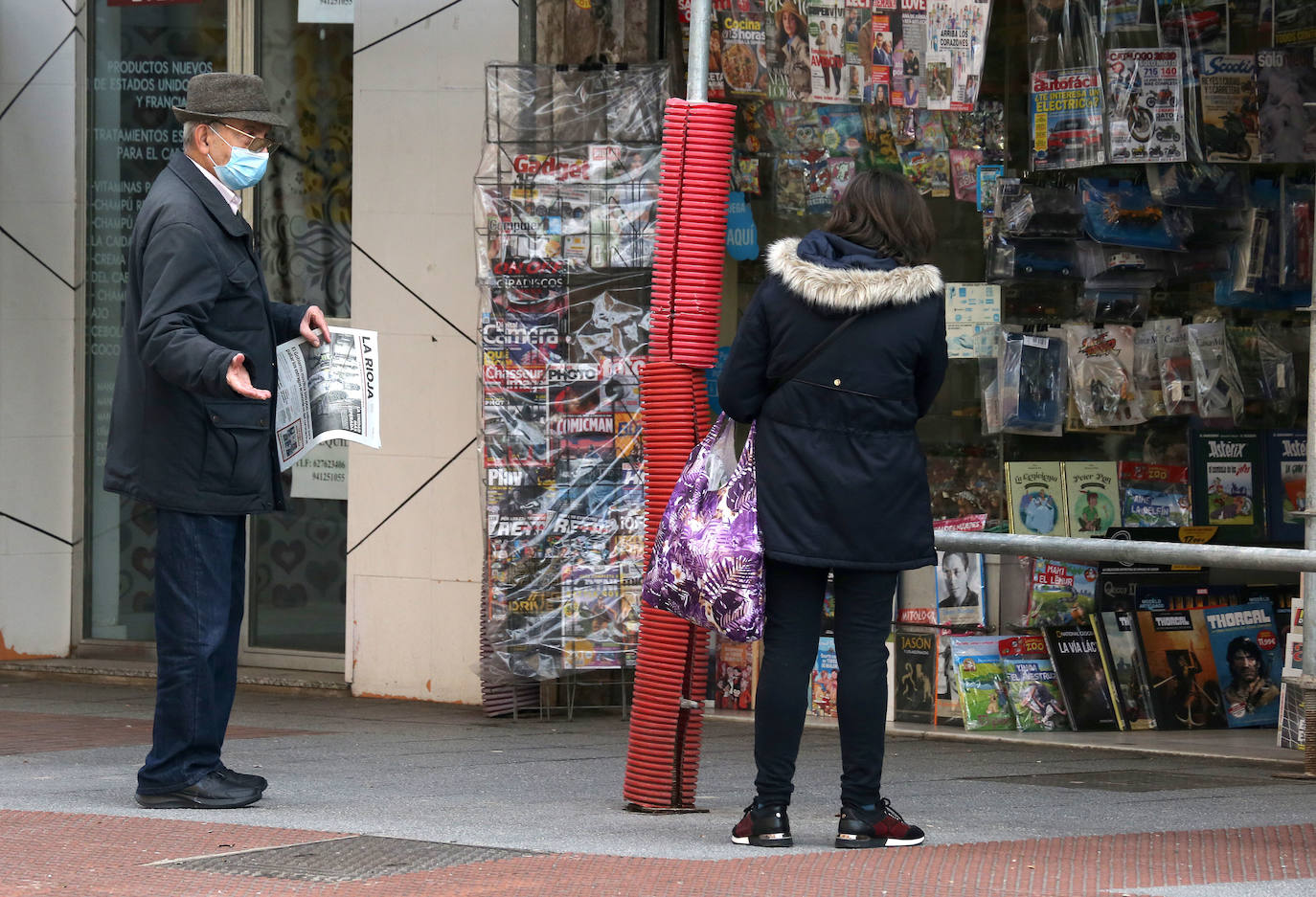 Poca gente por las calles de Logroño y la mayoría de ellas con mascarilla realizando las tareas imprescindibles: compra, trabajo y paseo de perros.