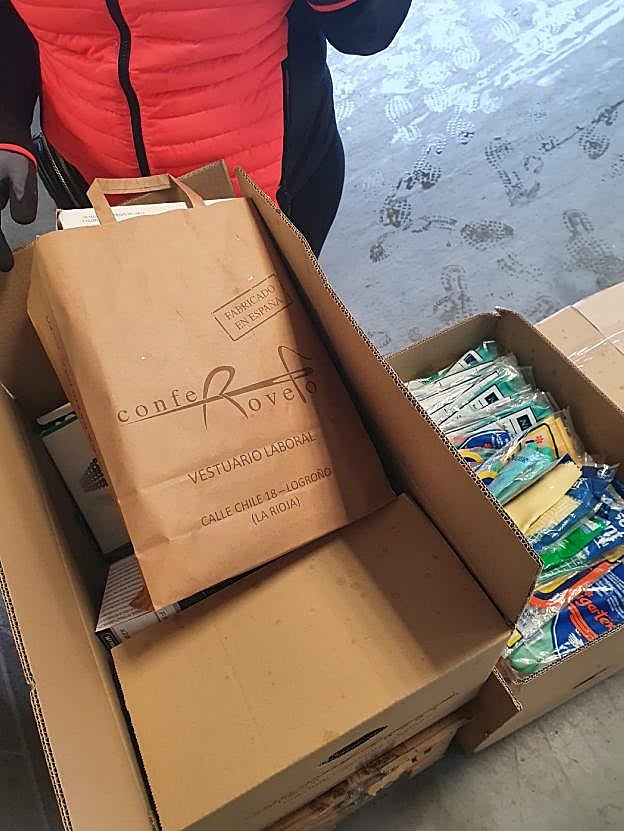 Una generosa donación para 'vestir' a los sanitarios del San Pedro