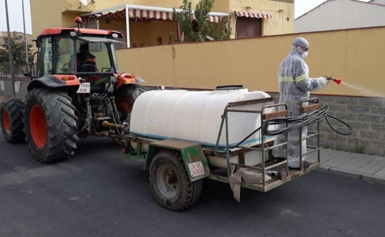 Los agricultores se implican en la desinfección de sus pueblos por el coronavirus