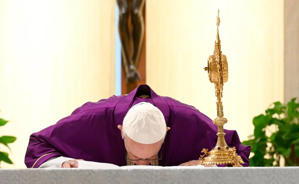 El Papa celebrando este viernes la misa.