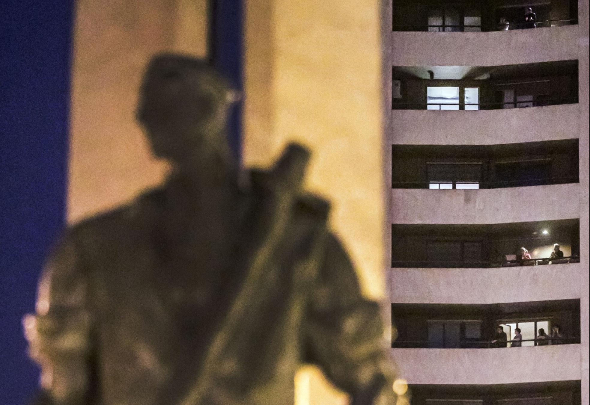 Logroñeses en los balcones del edificio Capitol aplaudiendo con el Labrador como testigo. 