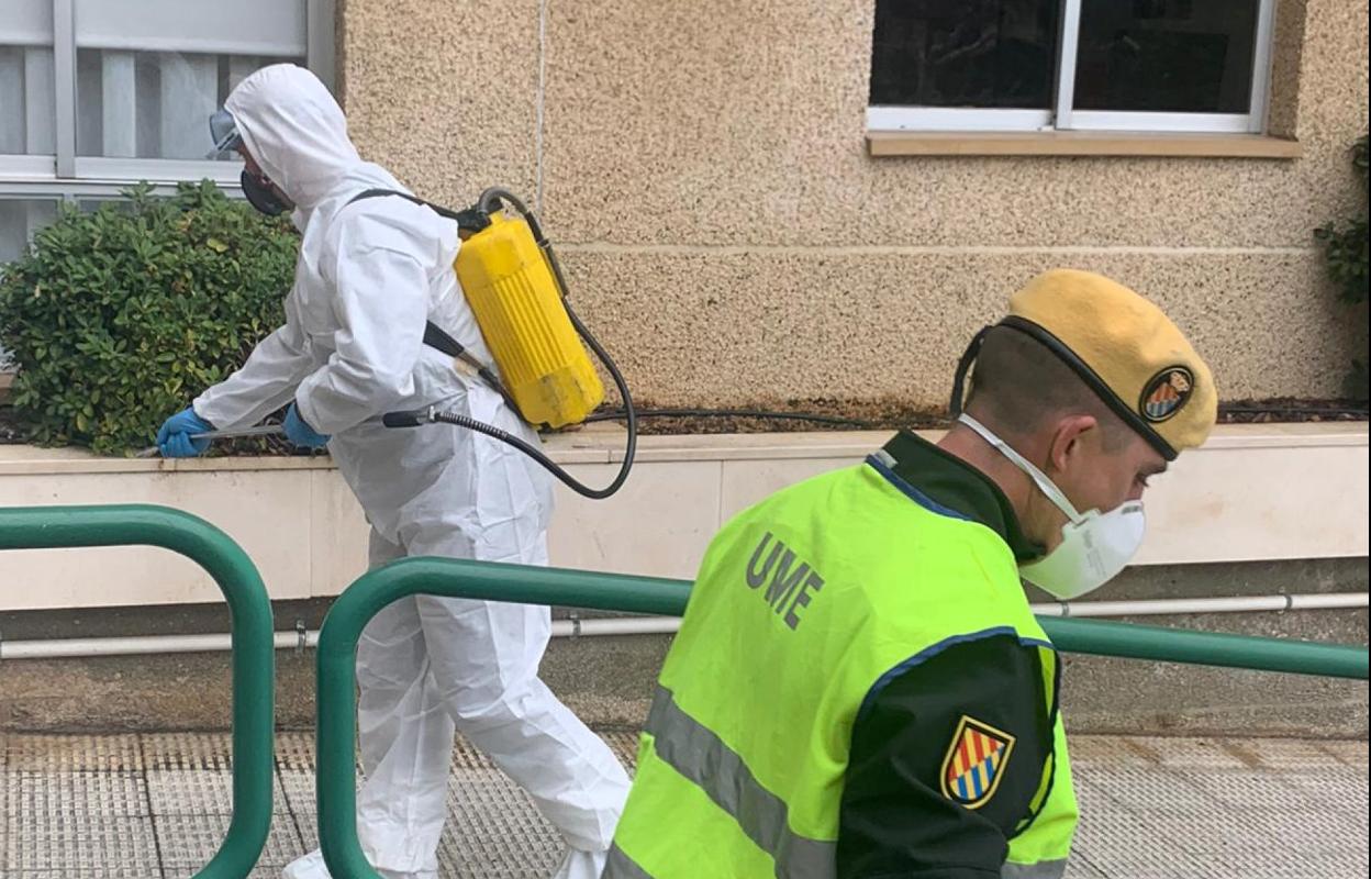 Efectivos de la UME desinfectan la entrada a la residencia de personas mayores de Lardero. 