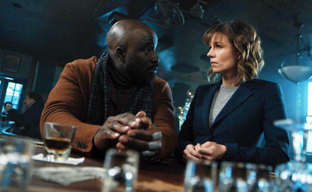 Mike Colter y Katja Herbers, en un fotograma de 'Evil'.