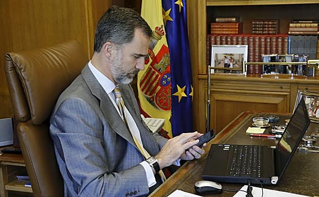 Los reyes agradecen a los sanitarios del San Pedro su «heroica» tarea