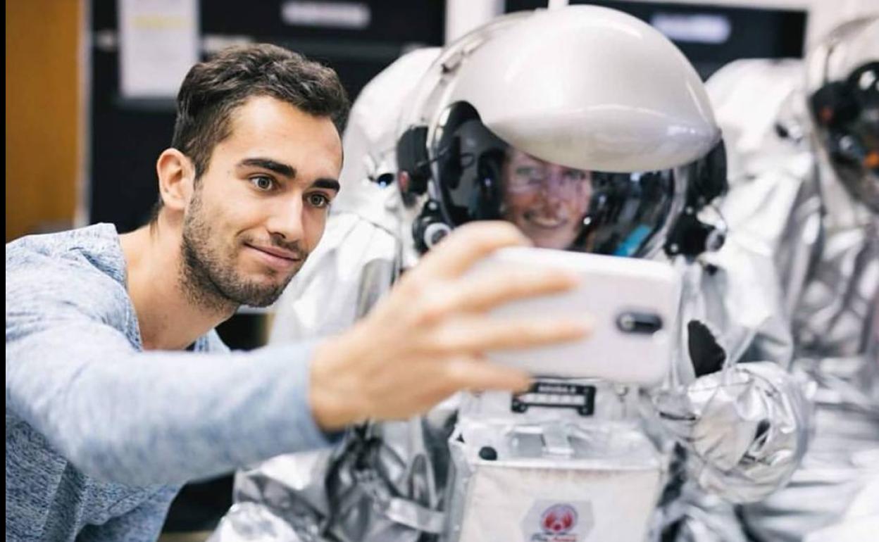 Guillermo Rojo, deportista de alto rendimiento en 400 metros, se fotografía con uno de los astronautas a los que entrena.