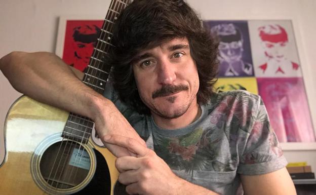  Desde Madrid, el calagurritano Juanma Zangroniz 'mata' las horas en compañía de su guitarra.