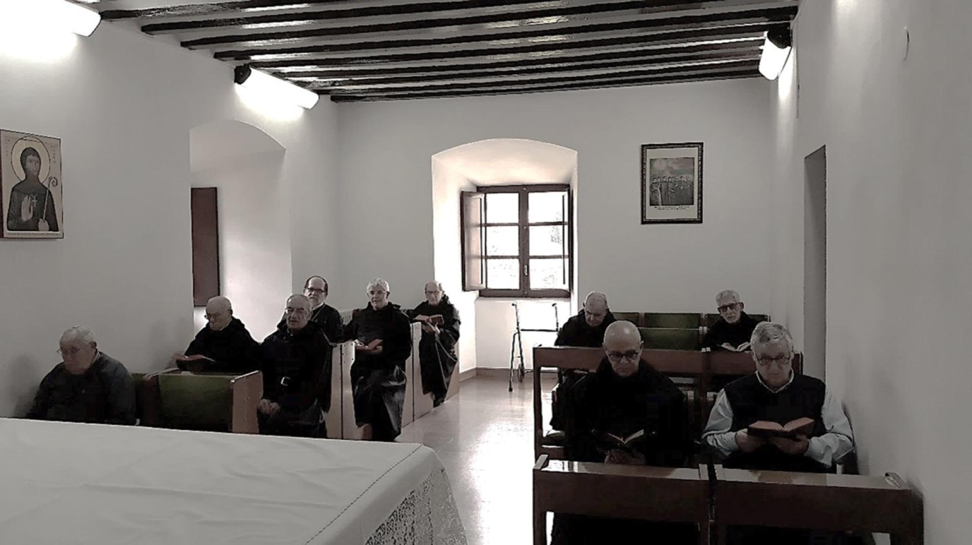 La comunidad de Agustinos Recoletos del monasterio de Yuso, en uno de sus momentos de recogimiento y oración. 