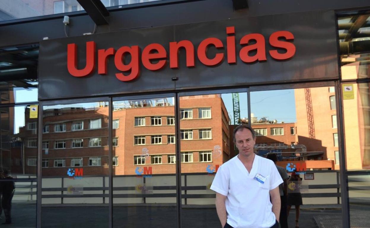 El doctor Juan González Armengol en una de la entradas del Hospital San Carlos, en Madrid, 