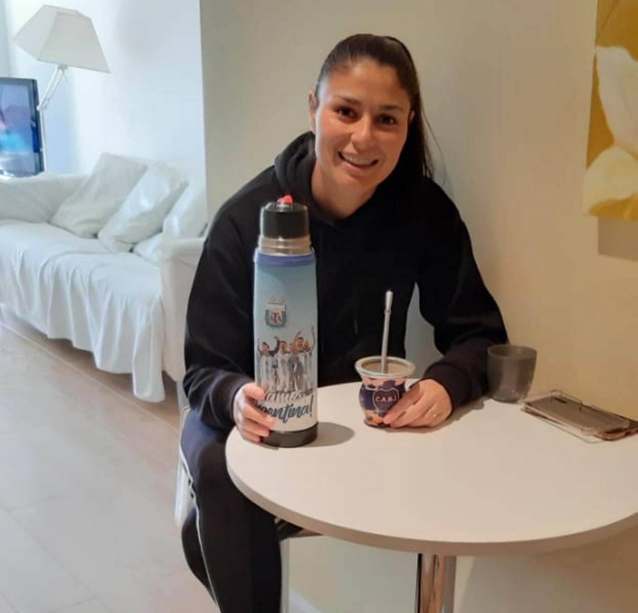Vanesa Santana, con el mate en mano, en su vivienda de Logroño.