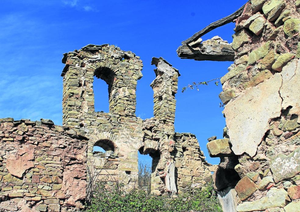 Restos de la iglesia de San Miguel en la aldea de Reinares.
