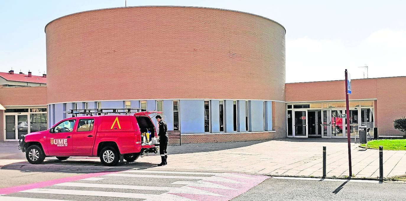 La UME, en una de sus visitas a Los Jazmines para la desinfección