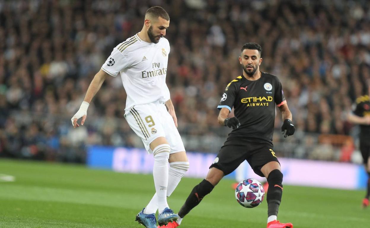 Benzema golpea el balón en presencia de Mahrez, en un lance del Real Madrid-Manchester City de Champions. 