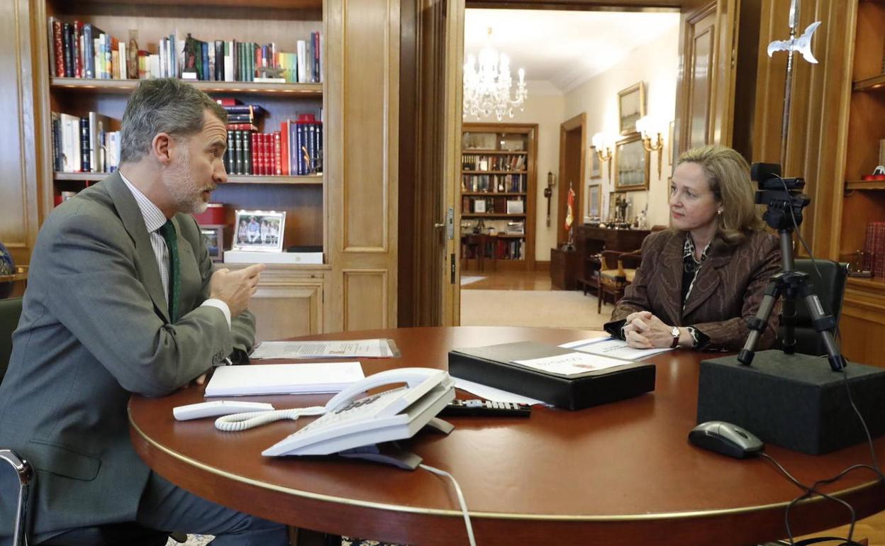 El rey Felipe VI charla con la vicepresidenta Económica Nadia Calviño. 