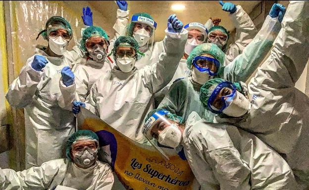 Un grupo de profesionales de la Unidad de Medicina Intensiva del San Pedro, ataviados aún con el material de protección, posan sonrientes. L.R.