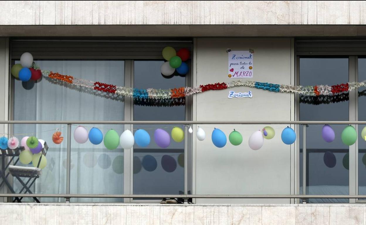 Un balcón en Bilbao felicita en euskera a los cumplidos en marzo. 