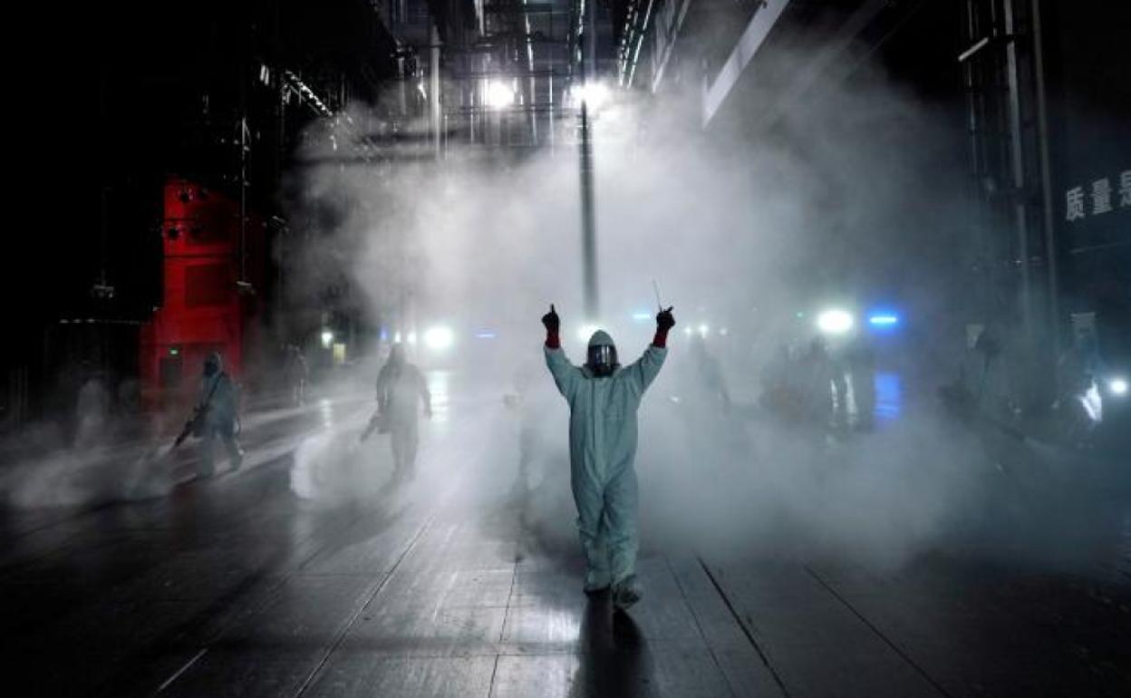 Momento en el que se desinfecta en Gran Teatro Qintai de Wuhan. 