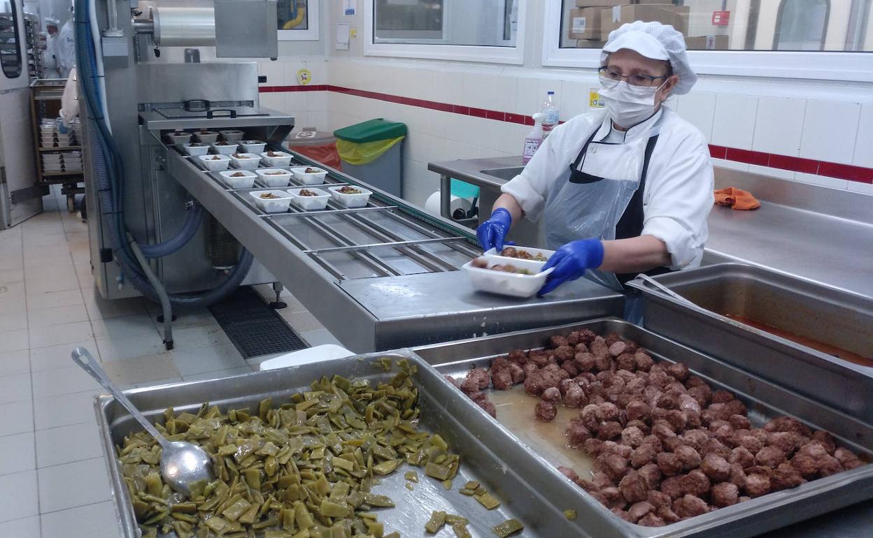 Una cocinera prepara la comida para el hospital de campaña de Ifema.