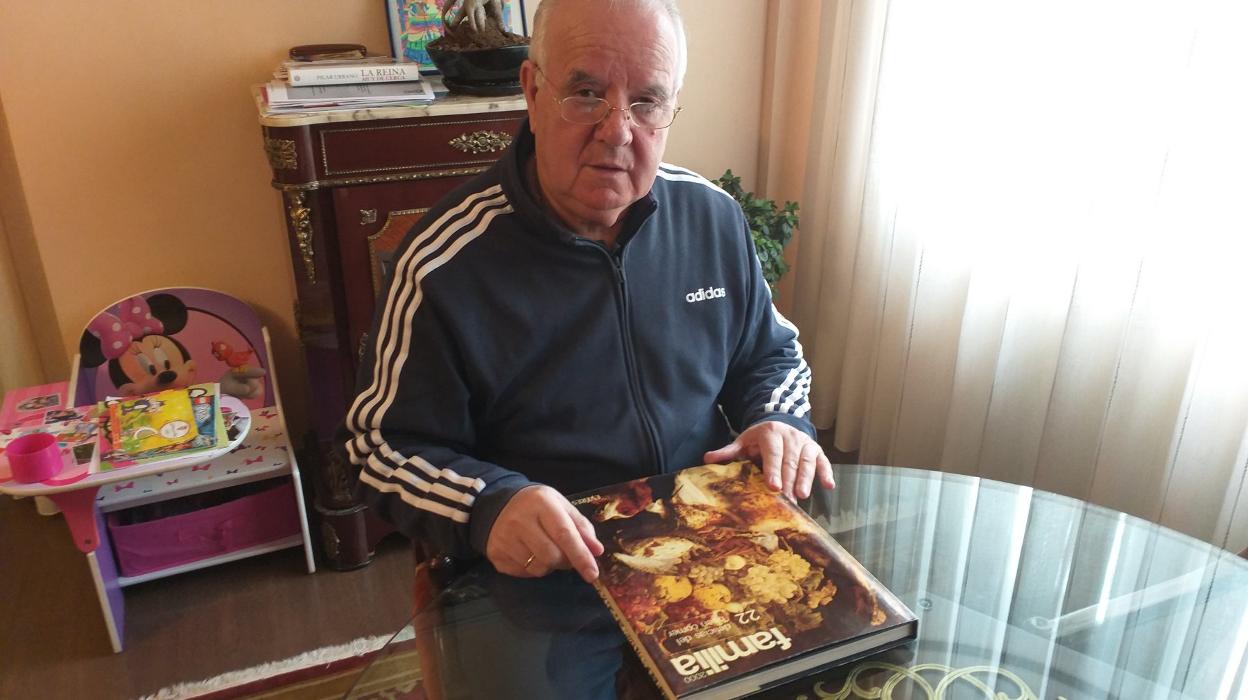 Lorenzo Cañas, en su casa con un libro de recetas. 