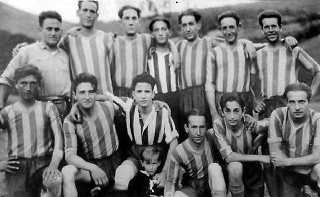 Equipo de fútbol en Canales en el año 1924. 