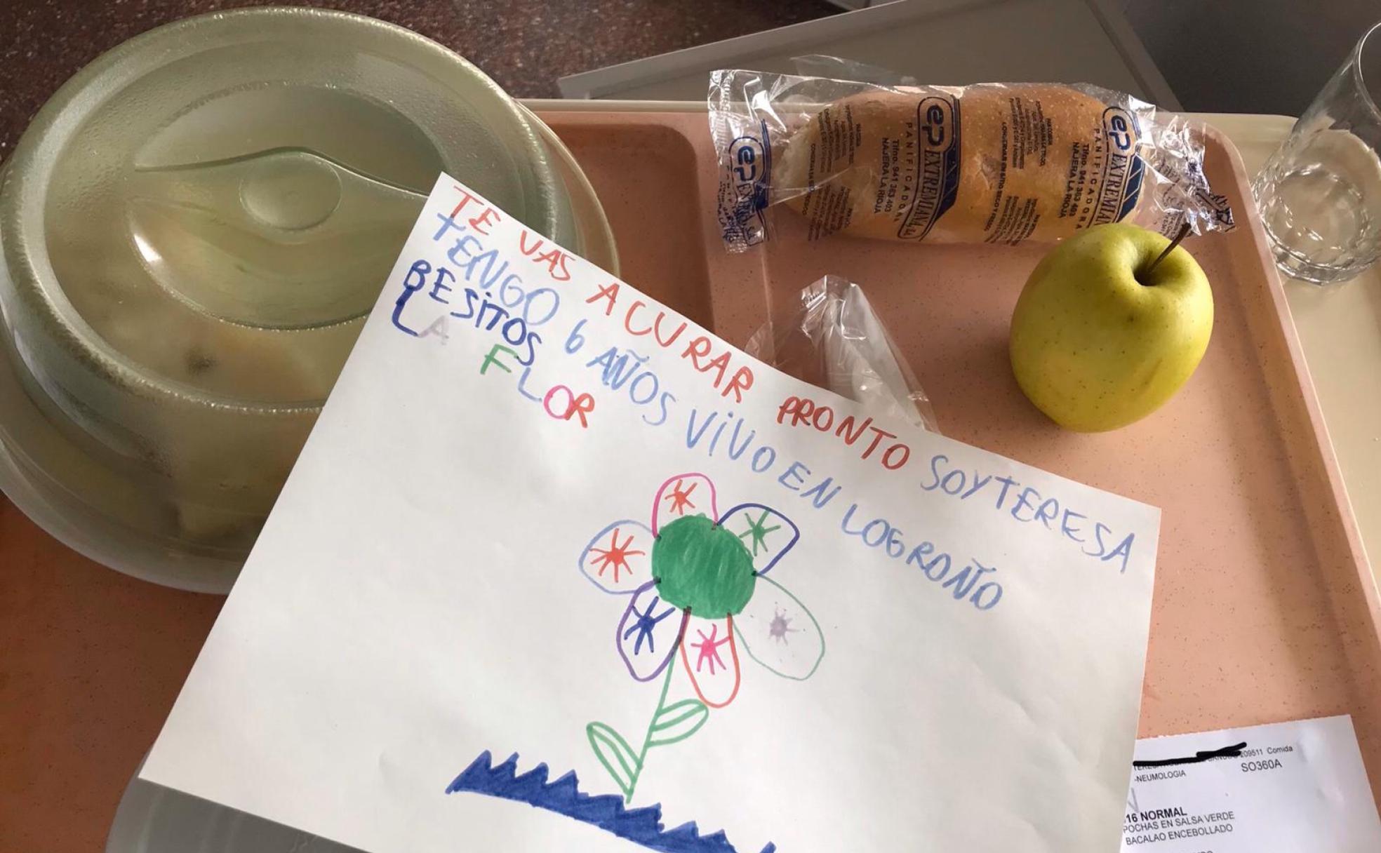 Así se encontró este lunes Maite la bandeja de la comida en su habitación del hospital San Pedro.