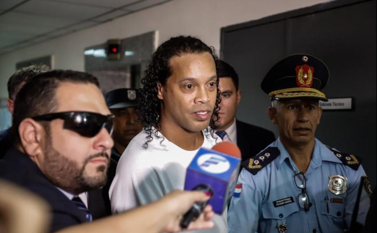 Ronaldinho, llegando al Palacio de Justicia para comparecer ante un juez el 6 de marzo en Asunción. 