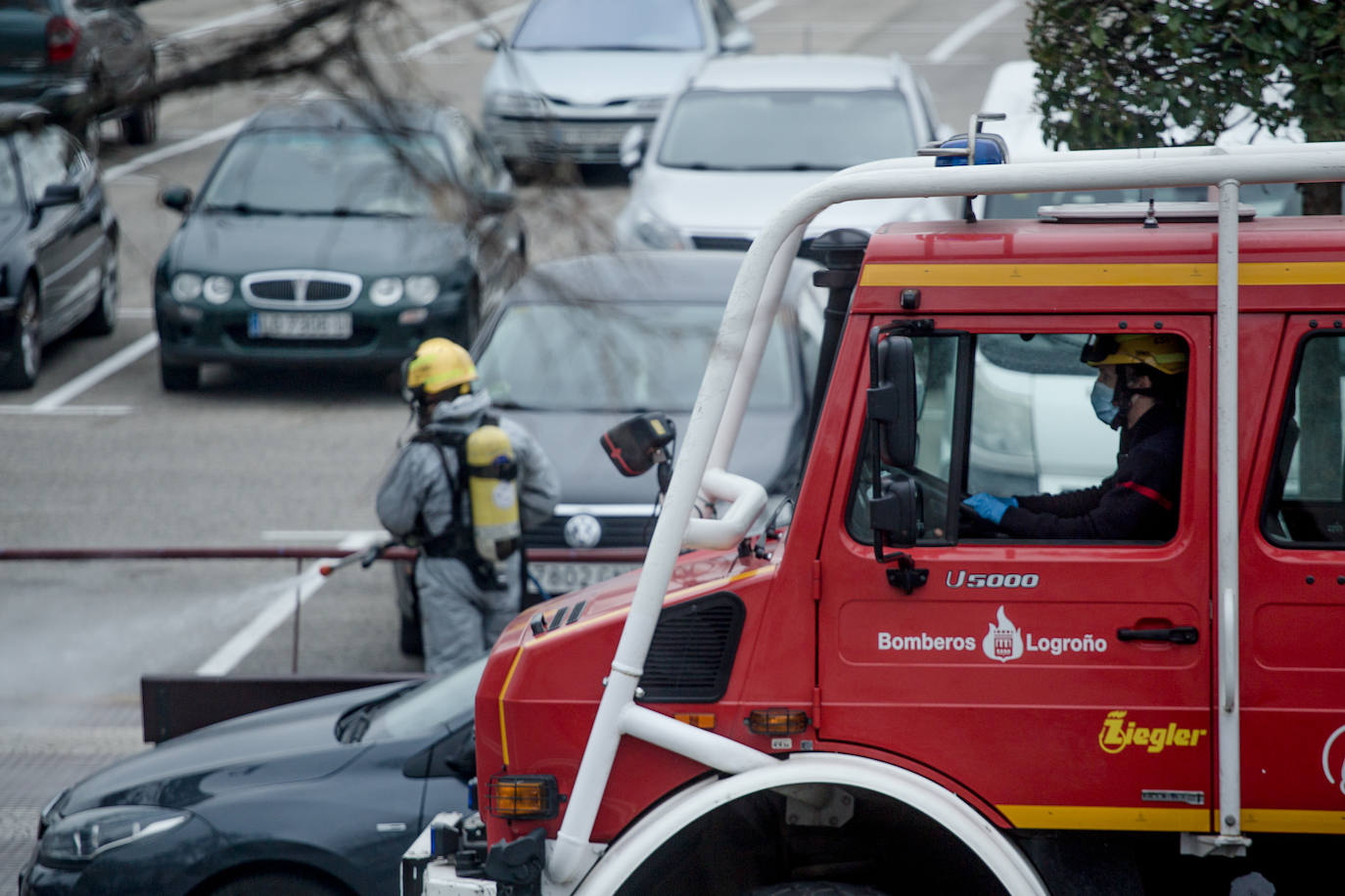 Este lunes se han realizado labores de desinfección en esta vía de la capital riojana