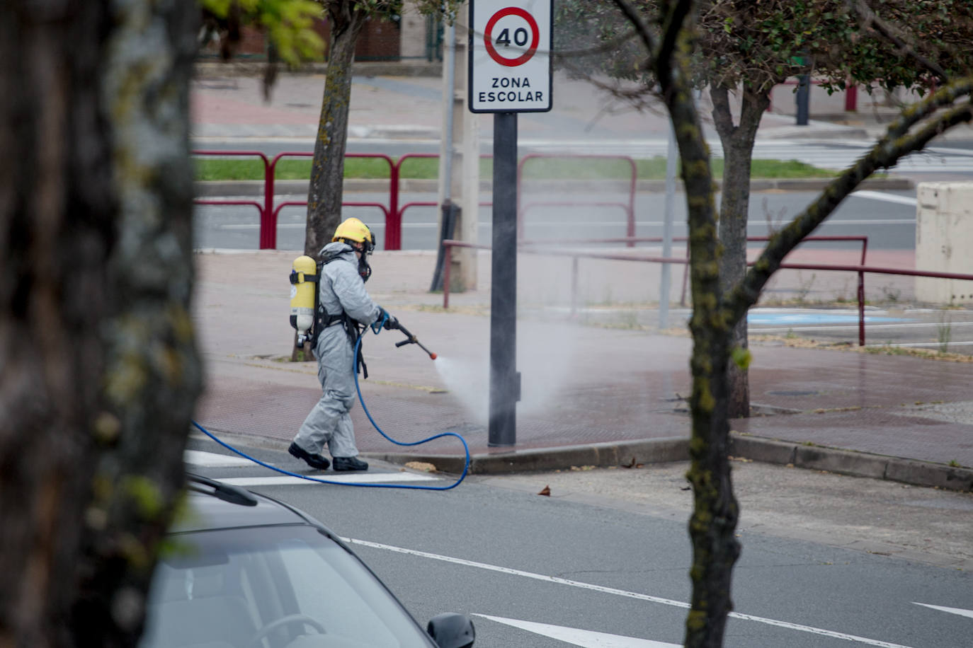 Este lunes se han realizado labores de desinfección en esta vía de la capital riojana