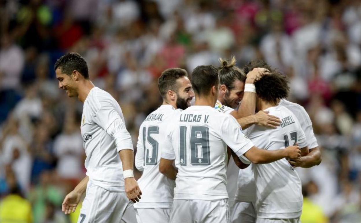 Los jugadores del Real Madrid celebran un gol. 