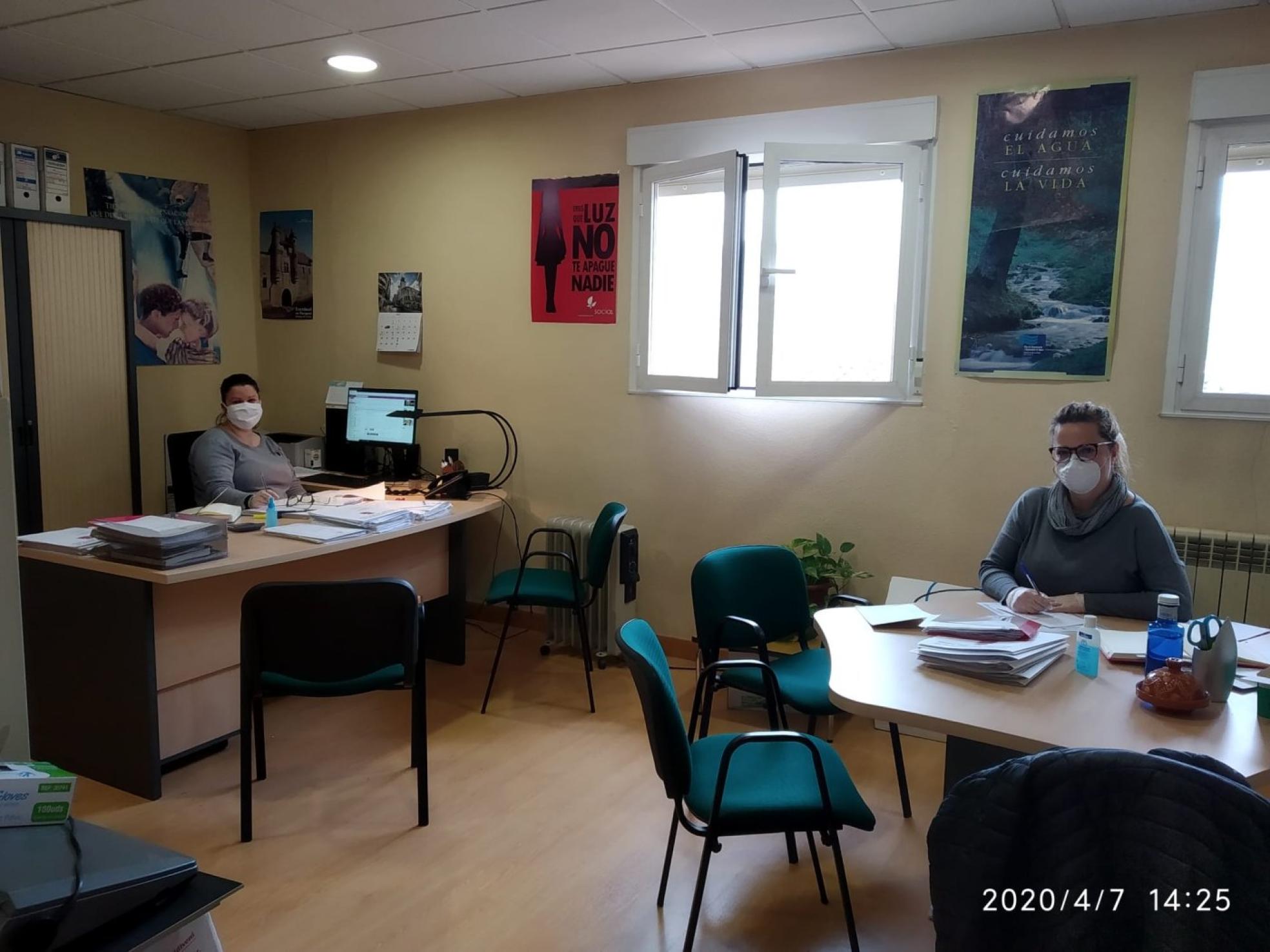 Marta Alguacil (a la derecha), presidenta del Colegio de Trabajo Social de La Rioja, y su compañera Sheila Ojalvo, en la agrupación de municipios de Murillo.