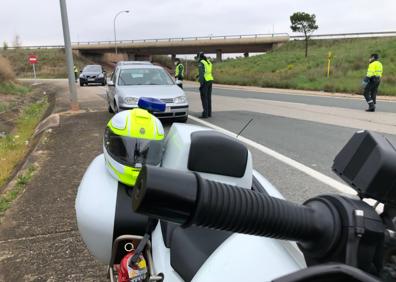 Imagen secundaria 1 - Coronavirus en La Rioja: La Guardia Civil intensifica los controles en las carreteras riojanas