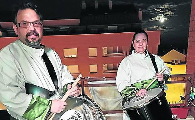 Un matrimonio de Calahorra acompañando con sus tambores al Cristo de la Agonía.