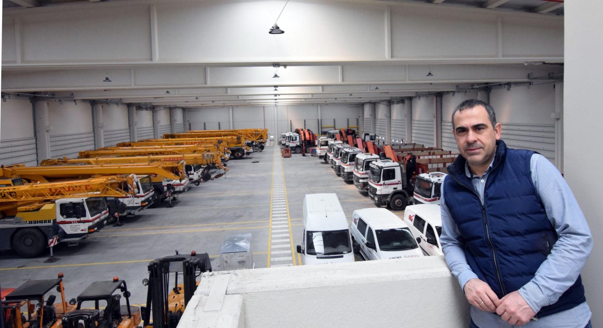 César Pérez, en las instalaciones de Grúas Garte en Logroño. 