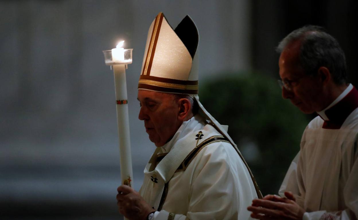 El Papa, tras el rito de la bendición del fuego y del encendido del cirio pascual.