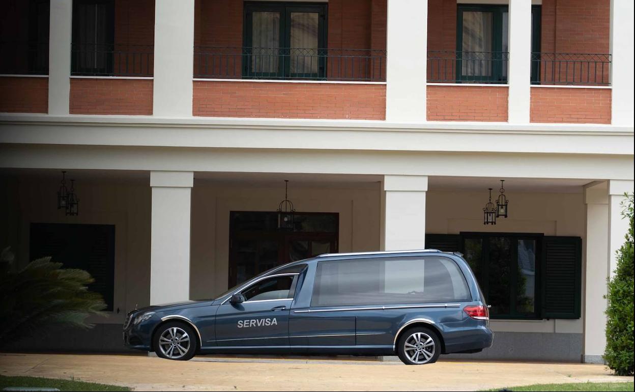 Un coche fúnebre en una residencia en Sevilla.