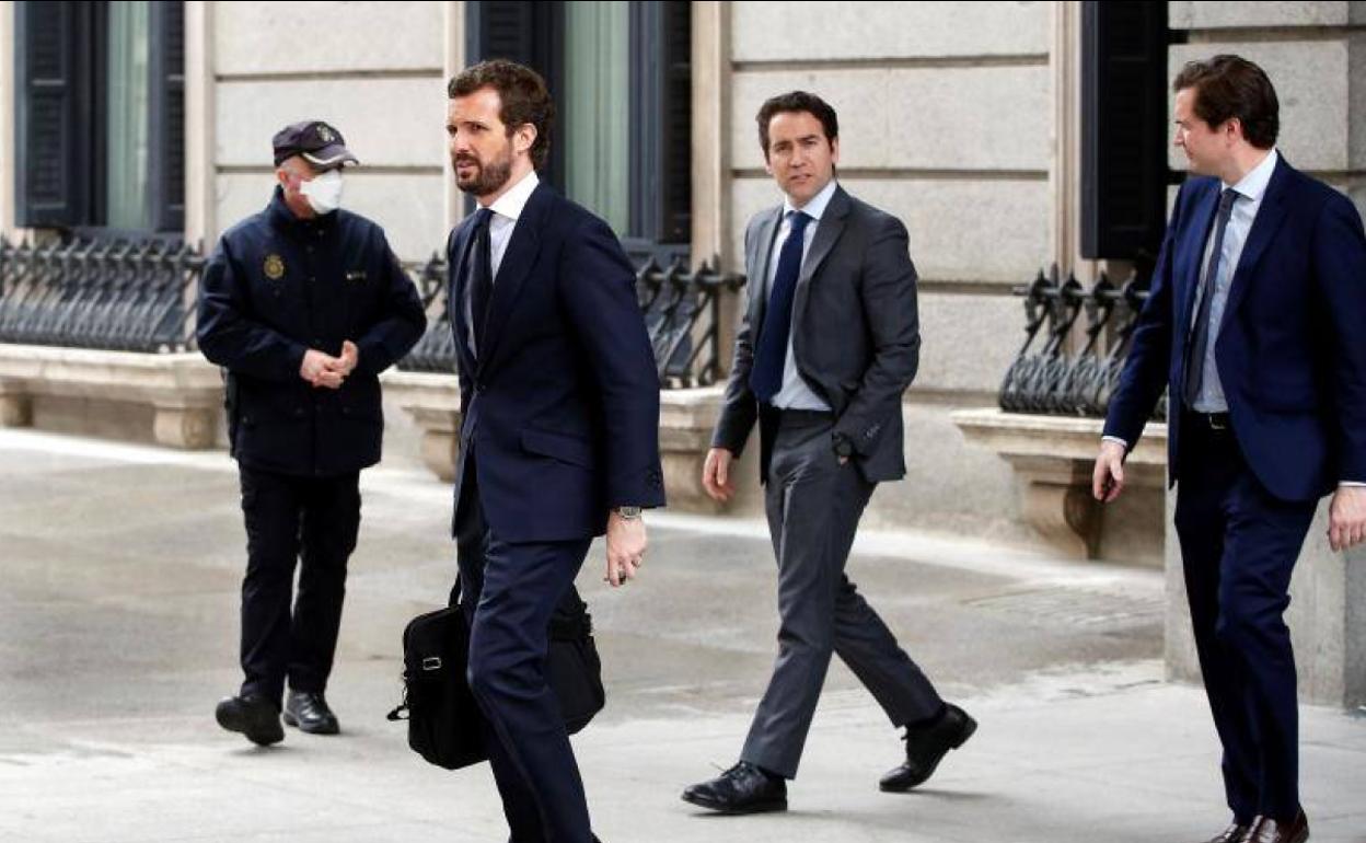 Pablo Casado y Teodoro García-Egea abandonan el pleno del Congreso este jueves.