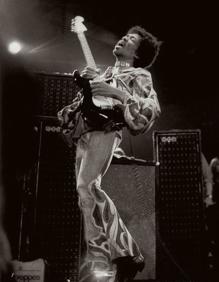 Imagen secundaria 2 - El productor musical Mario Pacheco y la fotografía que tomó de Jimi Hendrix en el Festival de la Isla de Wight en 1970. 