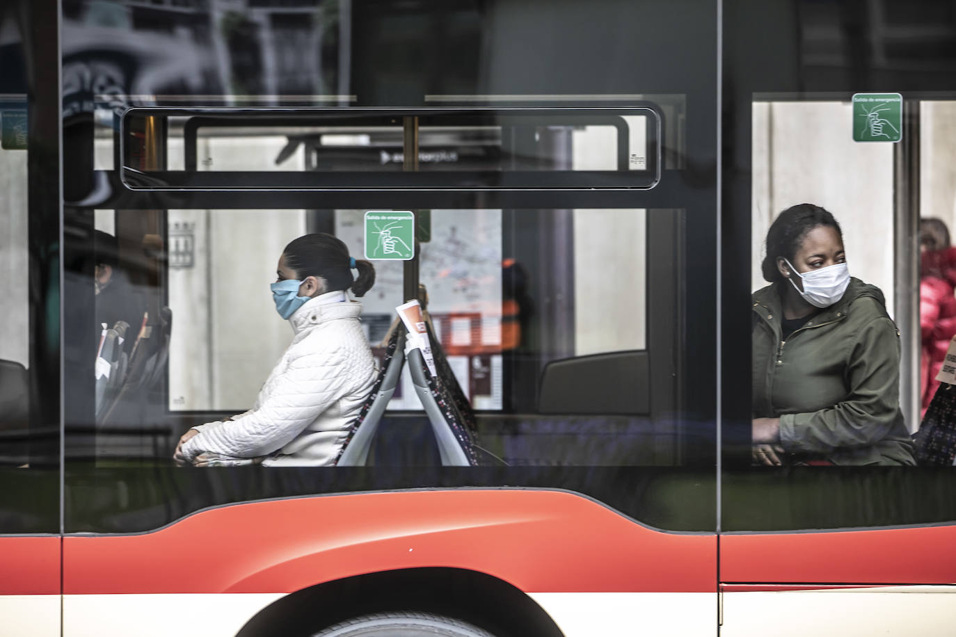 Este martes la Policía Nacional ha repartido mascarillas en puntos clave de Logroño, como la estación de autobuses y el intercambiador de avenida de la Solidaridad.