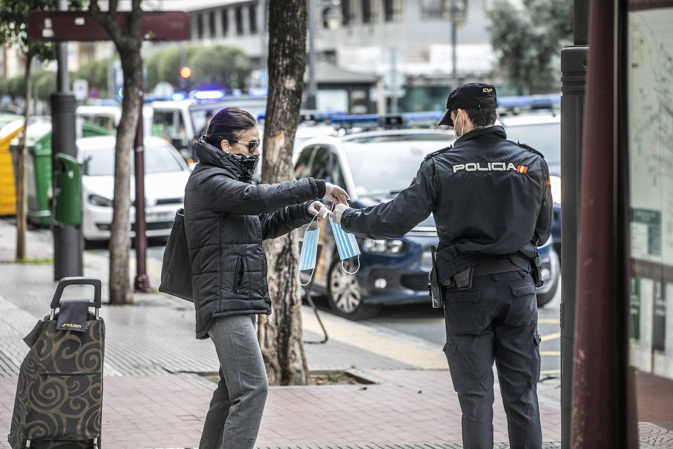 Este martes la Policía Nacional ha repartido mascarillas en puntos clave de Logroño, como la estación de autobuses y el intercambiador de avenida de la Solidaridad.